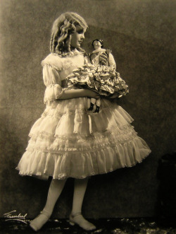 drunk-lolita:  valentinovamp:  Virginia Grey in a publicity photo
