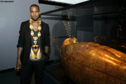 rxtrokid:  :  Kanye West visiting the tomb