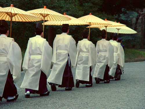 handa: Shinto Priests Marching at Meiji Temple Shrine (via chrisjfry)