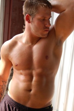 guysthatgetmehard:  pit sniffer