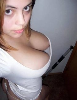 rarcusmeyes:  those are some weird boobs