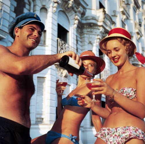 theniftyfifties: Sundowners… Photo by Slim Aarons, 1958.