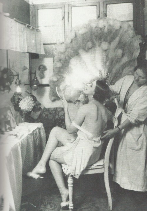 fantomas-en-cavale:  Garde-robe des danseuses à la grande Schauspielhaus à Berlin, 1925. Photo de Zander & Labisch. 