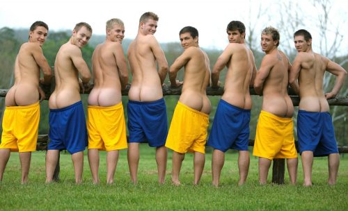 sfguyspank:  Good afternoon, gentlemen. Now, show us your bare hindquarters.