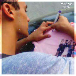 fabulousmoon:  Lua Blanco e Pedro Cassiano autografando camisa de uma fã.