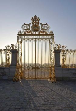  The golden gates of Versailles. 