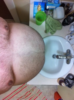 lrgrthnlf:  ballbellybearor:  Crazy surreal shot over the bathroom sink  Something about the composition of this shot I like :) … so everyday.. and yet somehow not.. 