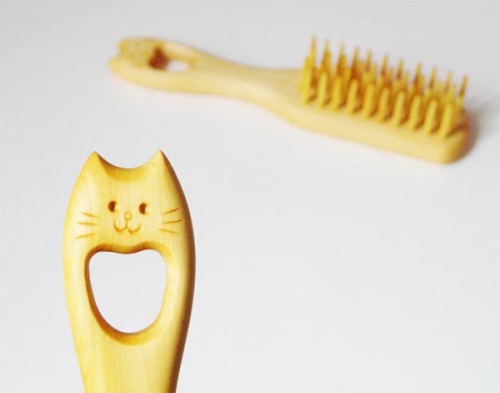 we are in love with this neko (cat in japanese), satsuma-tsuge boxwood hairbrush from chidoriya! it 