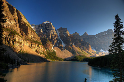 Sunset on Moraine Lake, Banff National Park, Canada (by aribix).