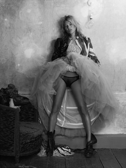 strangelycompelling:  Kate Moss by Mario Testino SC | SC on Facebook 