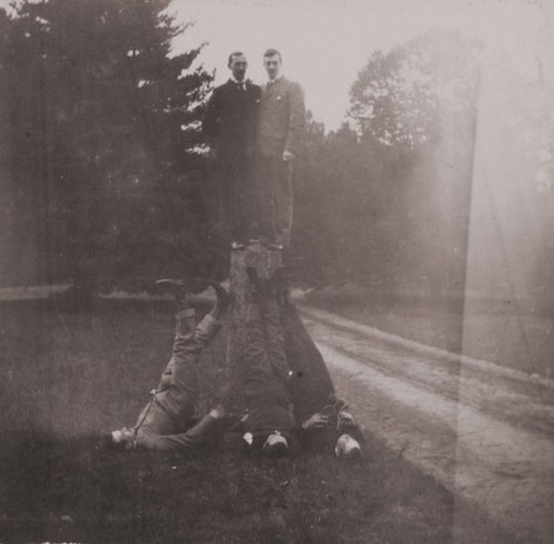 themauveroom:staysandstories:I forget that old cameras don’t always have to take formal pictur