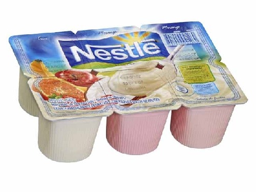 Mãe comprando danone: