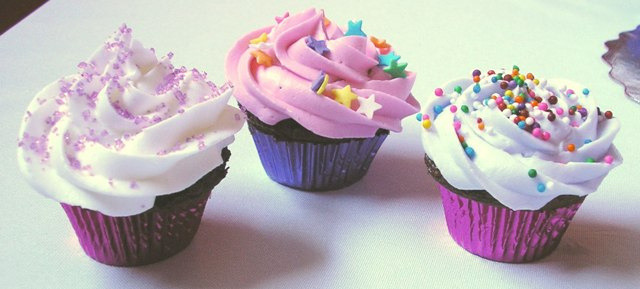 hints-of-the-ocean:  awkwardcupcake:  Mini Cupcakes by Makey Bakey on Flickr.   