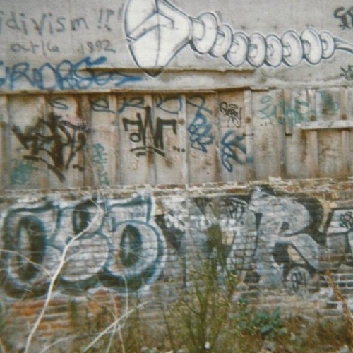 grincho484:  Old school #BEG #mdk with the #twist #thr screw in the cuts #graffiti #bayareagraffiti #streetart #piece #bombing #mural #krylon #rustoleum #montana #art  (Taken with Instagram)