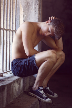 handsomeadonis:  Sexy. http://boysandmen3.blogspot.com