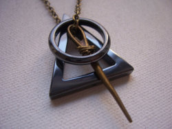 wickedclothes:  Deathly Hallows Necklace