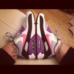 alissadakissa:  Happy pay day x2. Retail therapy makes all my problems go away. #nike #airmax #obsessed  (Taken with Instagram)