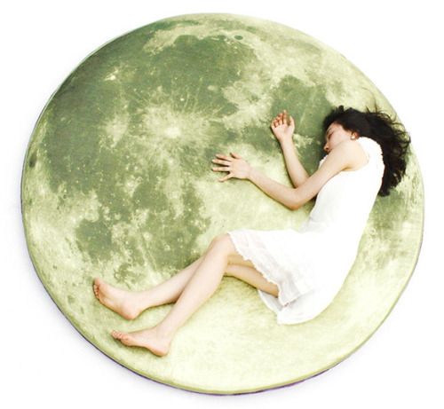 art-sci-blog:  The giant ‘full moon odyssey’ floor pillow (bed) by Korean designer Lily Suh & Zoono of i3lab, giving you a dream-like experience as if your are sleeping on the moon.“The print is a real image of the moon which includes