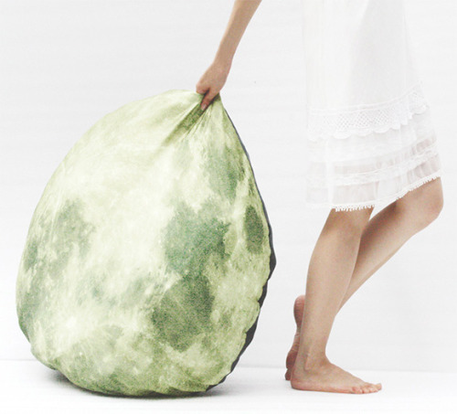 art-sci-blog:  The giant ‘full moon odyssey’ floor pillow (bed) by Korean designer Lily Suh & Zoono of i3lab, giving you a dream-like experience as if your are sleeping on the moon.“The print is a real image of the moon which includes