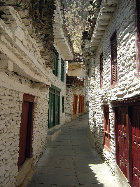 Clean alley in Marpha village, Nepal (by temp13rec).]]>