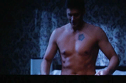 bonersoups:  Jensen trying to seductively take off his shirt: Season 7 gag reel 