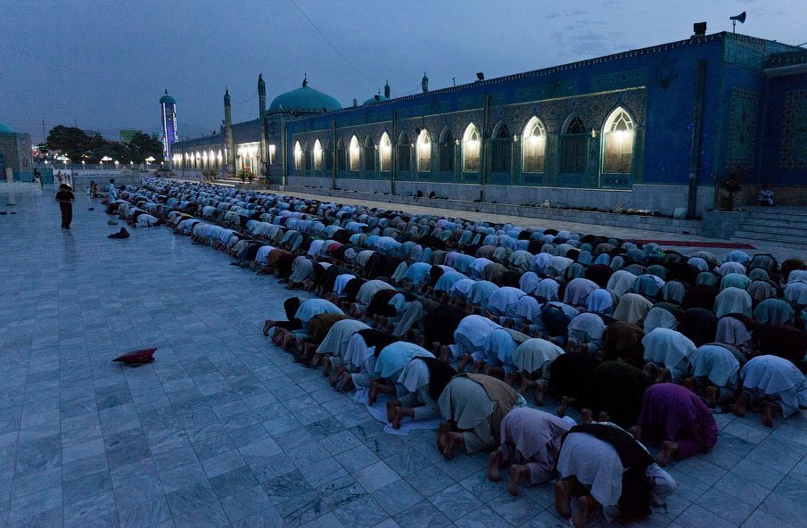 afghanistaninphotos:  Evening prayer at the Blue Mosque, in Mazar-i-Shareef, Afghanistan.Photo