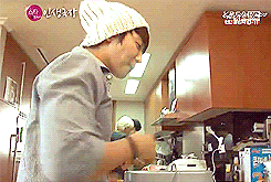 rurouneko:  Donghae aegyo-ed to Ryeowook to get sandwiches but then Hae got camera shy XD 