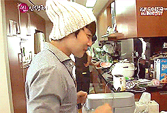 rurouneko:  Donghae aegyo-ed to Ryeowook to get sandwiches but then Hae got camera shy XD 