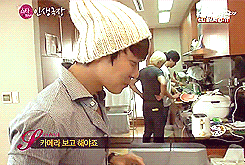 rurouneko:  Donghae aegyo-ed to Ryeowook to get sandwiches but then Hae got camera shy XD 