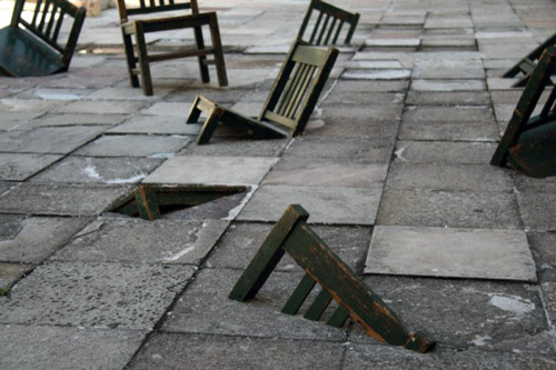 suvaco-de-cobra:  alecshao:  Ivan Puig - Artificial Growth, 2008  Isso lembra muito Jumanji. 