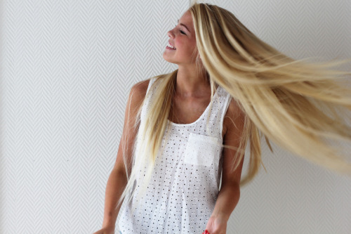 tea-lleaves:  tea-lleaves White/black fashion blog!