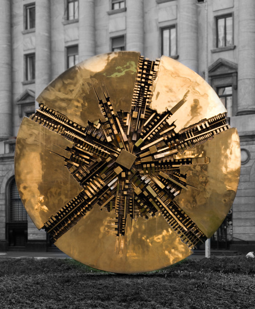 confinedlight: Grande Disco (1972), Arnaldo Pomodoro, Piazza Meda, Milano