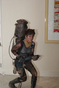 scotchtrooper:  hatcadet:  Massive boiler?  Check. Coal dust?  Check. General industrial grime and grit? Check. Steam Punk, you’re doing it right. Honestly, I love this costume, becuase it feels realistic and “functional”, I mean, she even has