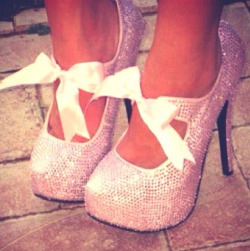 prideandpredjudice:  WHERE CAN I FIND THESE SHOES ??? 
