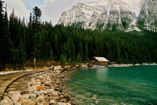 (via Lake Louise Cabin, a photo from Alberta, Prairies | TrekEarth)Lake Louise, Banff National Park,