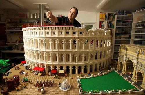 architizer:Constructing The World’s First “LEGO Colosseum”, One ‘Brick’ At A Time