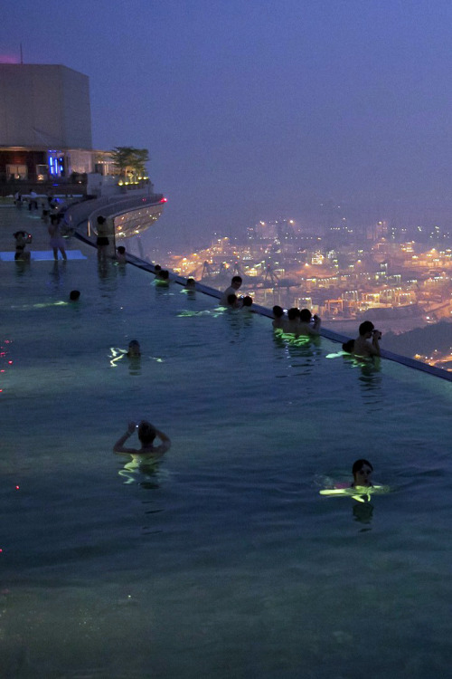 lickystickypickywe: No no no no no no.Infinity pool in Singapore at the Marina Bay Sands hotel. 