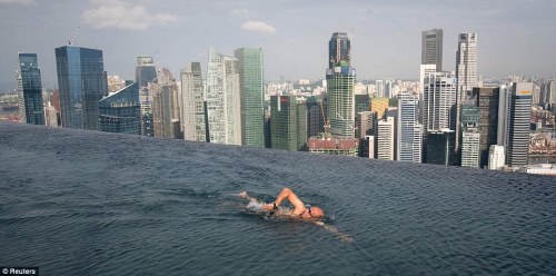 lickystickypickywe: No no no no no no.Infinity pool in Singapore at the Marina Bay Sands hotel. 