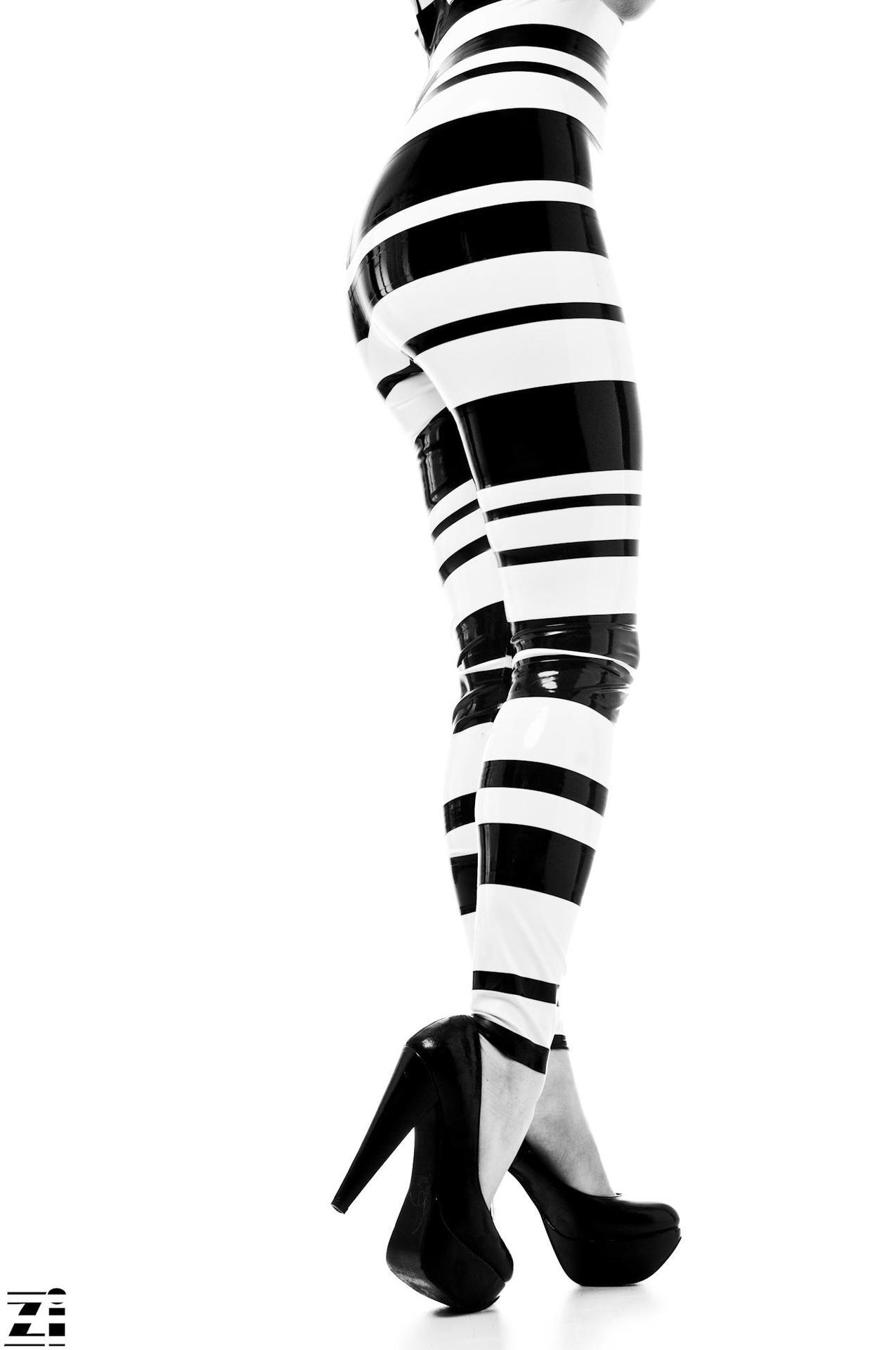 latexpics:  Love these striped latex leggings from Lady Lucie. 