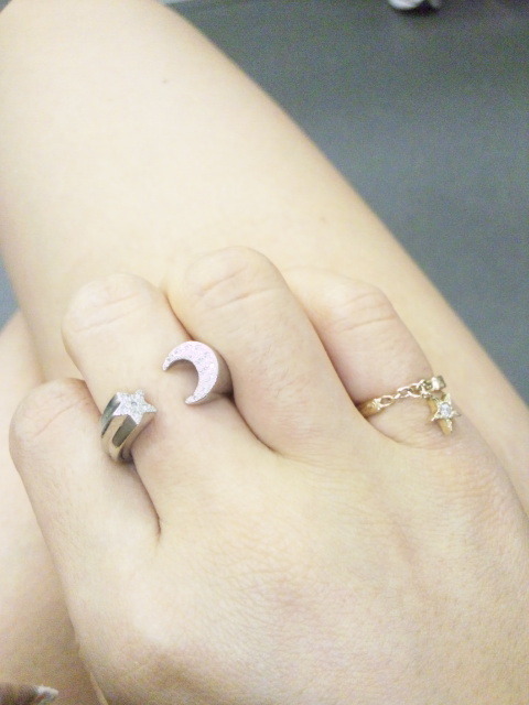  Aya Suzuki’s cute star and moon ring ! 