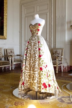 fuckyeahfashioncouture:  18th Century Back in Fashion at Versailles &ldquo;Marie-Antoinette Meets Vivienne Westwood&rdquo; Pierre Balmain Haute Couture SS 1954 