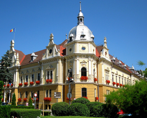 transylvanialand: Summer at City Hall - Brasov by oshita946 on Flickr.