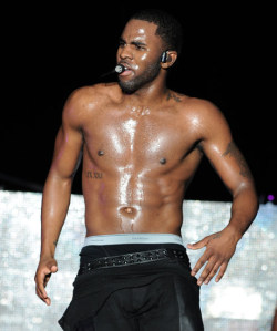 dirtysexybeast:  Jason Derulo shirtless on stage 