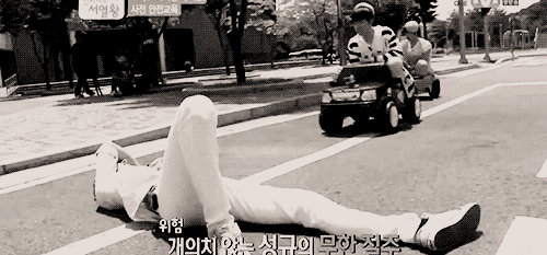 jongsuk0206:  Sunggyu almost running over Sungyeol 