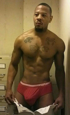 nubianbrothaz:     DROP EM    Dat bulge