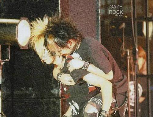 paperdolxo:  ^//////^ I wish Reita would give me a piggyback ride.