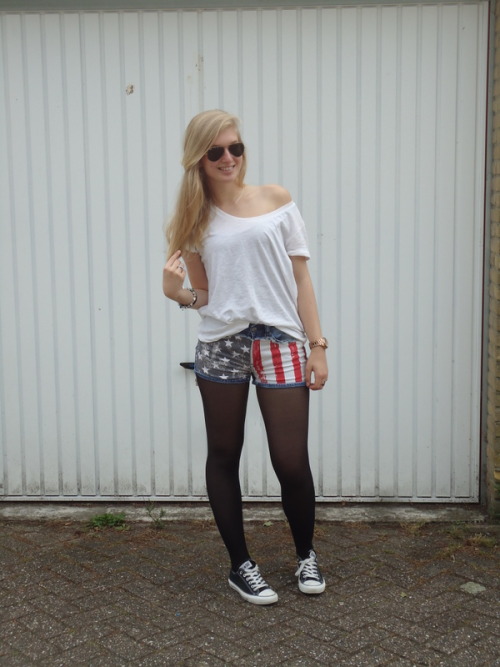 (via Ultimate Fashion Lover: Outfit: American Flag Shorts & Converse All Stars)