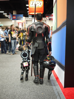 infiniteviking:  grey-sw:  cosplayingchildren:  A father/son TRON cosplay as shot from behind at SDCC 2012.  Yet another perfect shot of these two. &lt;3  Always reblog Papa Sentry and Baby Anon. :D&lt;3 