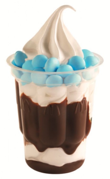 alemdanevoa:  Reação dos Mortais: Sundae azul…   Reação dos Semideuses : MEUS DEUSES!!!!!!!!!!!!!!!!!!!!! COMIDA AZUL!!!! O_O  