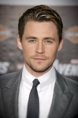 brodinsons:  iwanteverythingtoomuch:  ITS A FACE MASH UP OF TOM HIDDLESTON AND CHRIS HEMSWORTH hELP +    Jesus! o.O